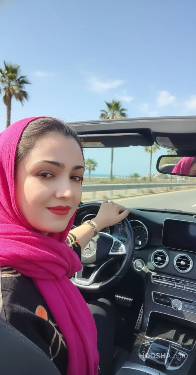 رانندگی در ساحل با خودرو لوکس